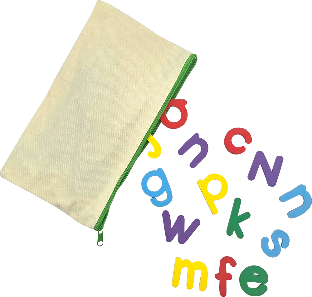 スーツケースをデコレーションする様子