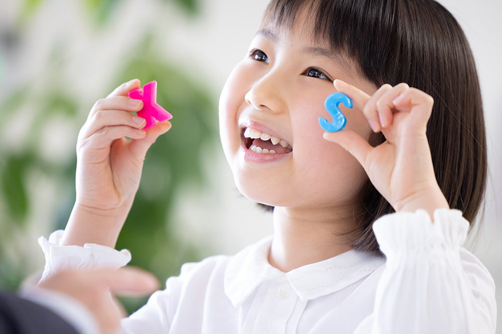 親子で英語を学ぶ子ども